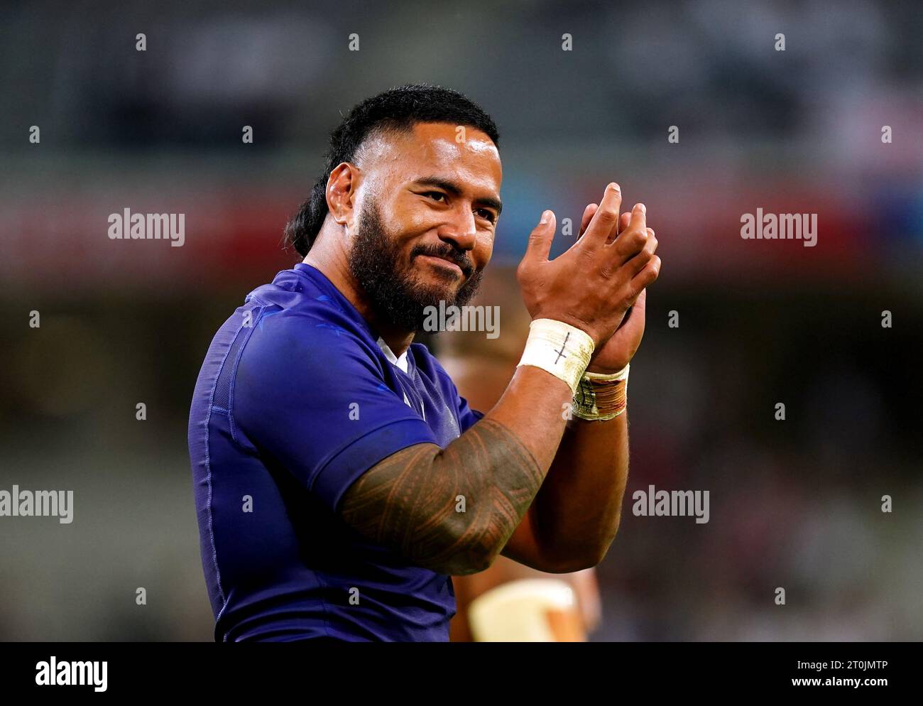 England's Manu Tuilagi applauds the fans after exchanging shirts with a Samoa player at the end of the Rugby World Cup 2023, Pool D match at Stade Pierre Mauroy in Lille, France. Picture date: Saturday October 7, 2023. Stock Photo