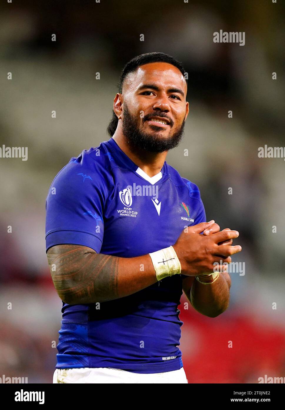 England's Manu Tuilagi applauds the fans after exchanging shirts with a Samoa player at the end of the Rugby World Cup 2023, Pool D match at Stade Pierre Mauroy in Lille, France. Picture date: Saturday October 7, 2023. Stock Photo