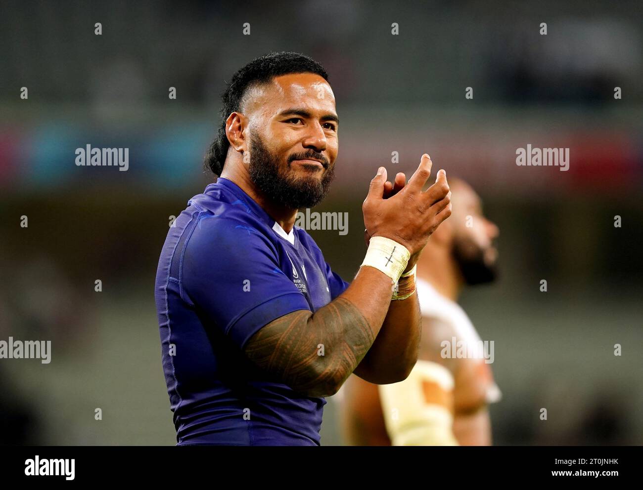 England's Manu Tuilagi applauds the fans after exchanging shirts with a Samoa player at the end of the Rugby World Cup 2023, Pool D match at Stade Pierre Mauroy in Lille, France. Picture date: Saturday October 7, 2023. Stock Photo