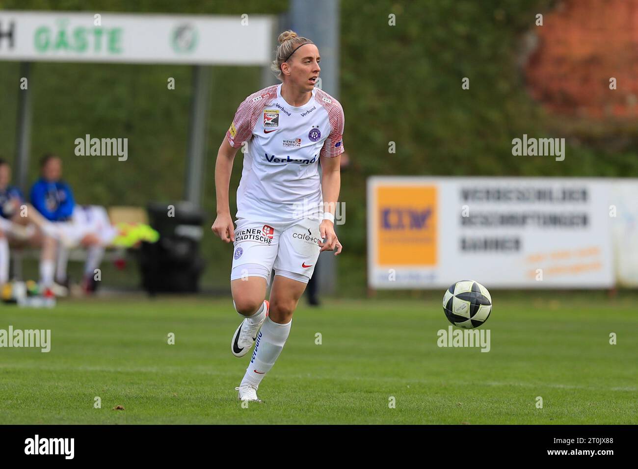 Katharina Schiechtl (8 Austria Wien) in action during the Admiral Frauen Bundesliga match