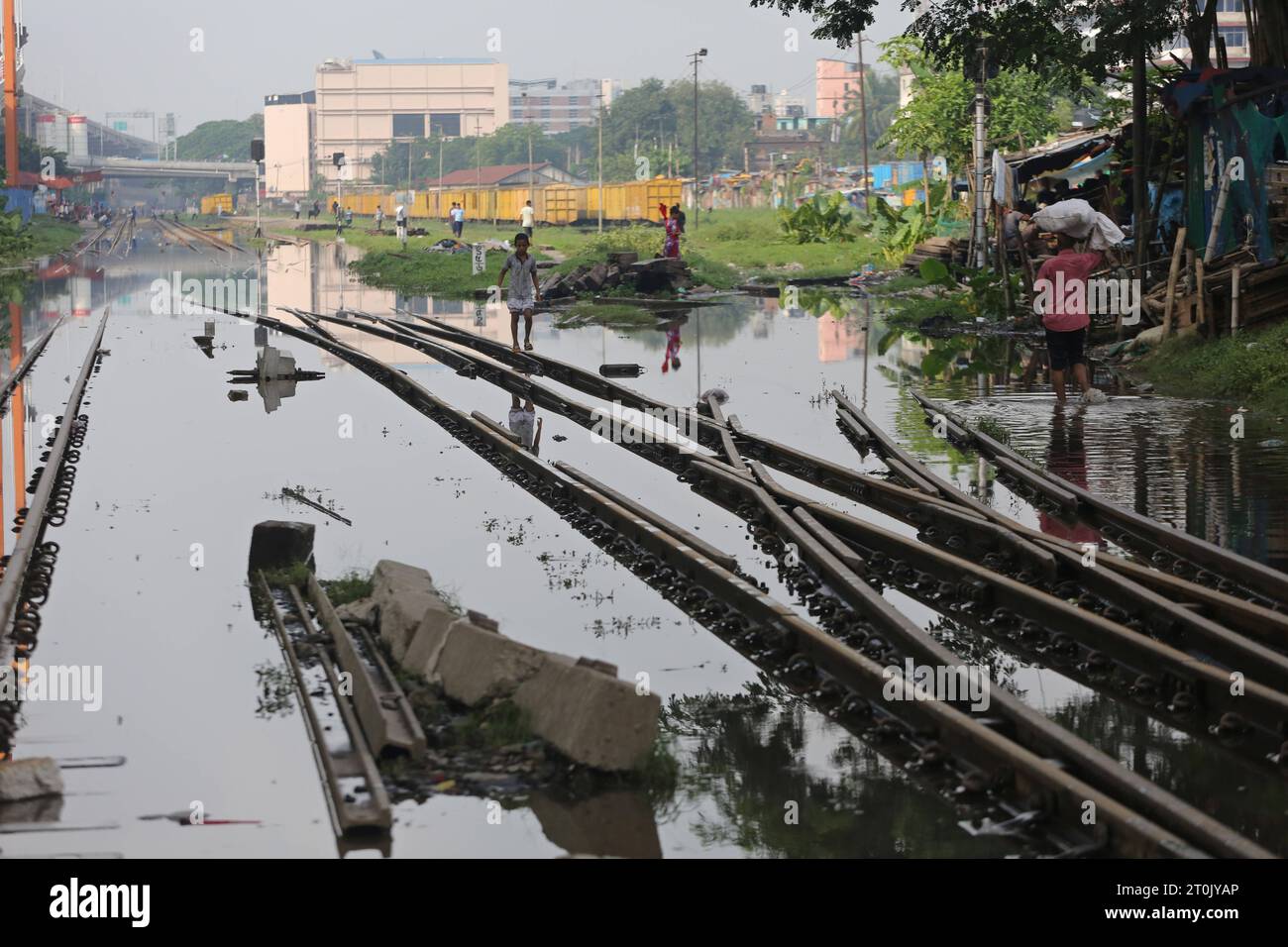 Überschwemmung in Dhaka, Bangladesch Bangladeshi People crossing a ...