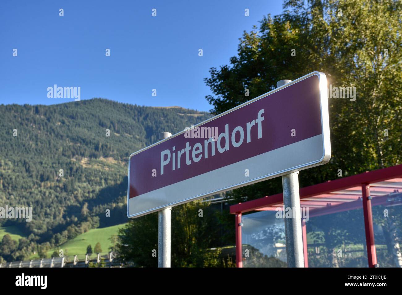 Pirtendorf, Haltestelle, Stuhlfelden, Schild, Station, Stationsnamen, Stationsname, Bahnhof, Unterstand, Farbe, Balken, Rahmen, Rechteck, Violett, Stü Stock Photo