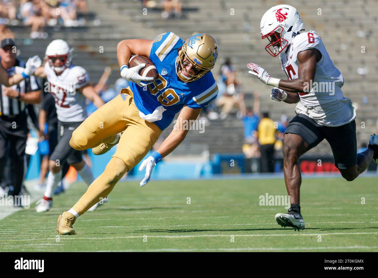 Pasadena, California, USA. 7th Oct, 2023. UCLA tie end Michael Churich