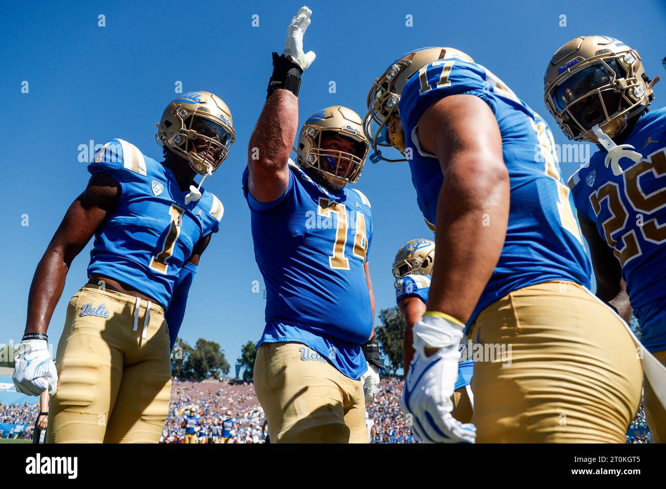 Pasadena, California, USA. 7th Oct, 2023. UCLA wide receivers Logan