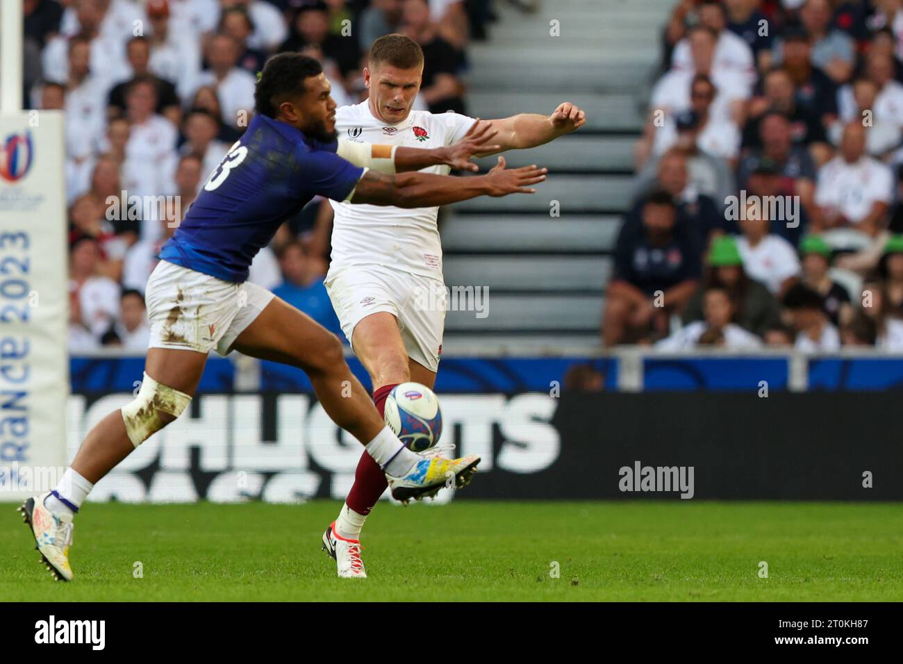 Lille, France. 07th Oct, 2023. LILLE, FRANCE - OCTOBER 7: Owen Farrell of England kick the ball and Tumua Manu of Samao tries to catch the ball during the Rugby World Cup France 2023 match between England and Samoa at Stade Pierre Mauroy on October 7, 2023 in Lille, France. (Photo by Hans van der Valk/Orange Pictures) Credit: Orange Pics BV/Alamy Live News Stock Photo