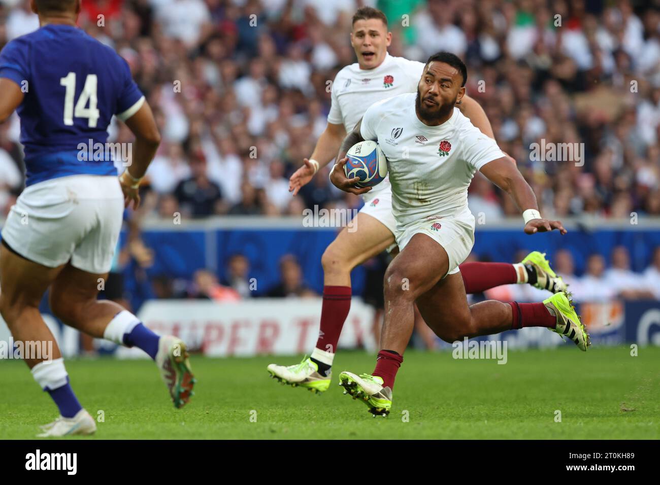 Lille, France. 07th Oct, 2023. LILLE, FRANCE - OCTOBER 7: Manu Tuilagi of England makes a break during the Rugby World Cup France 2023 match between England and Samoa at Stade Pierre Mauroy on October 7, 2023 in Lille, France. (Photo by Hans van der Valk/Orange Pictures) Credit: Orange Pics BV/Alamy Live News Stock Photo