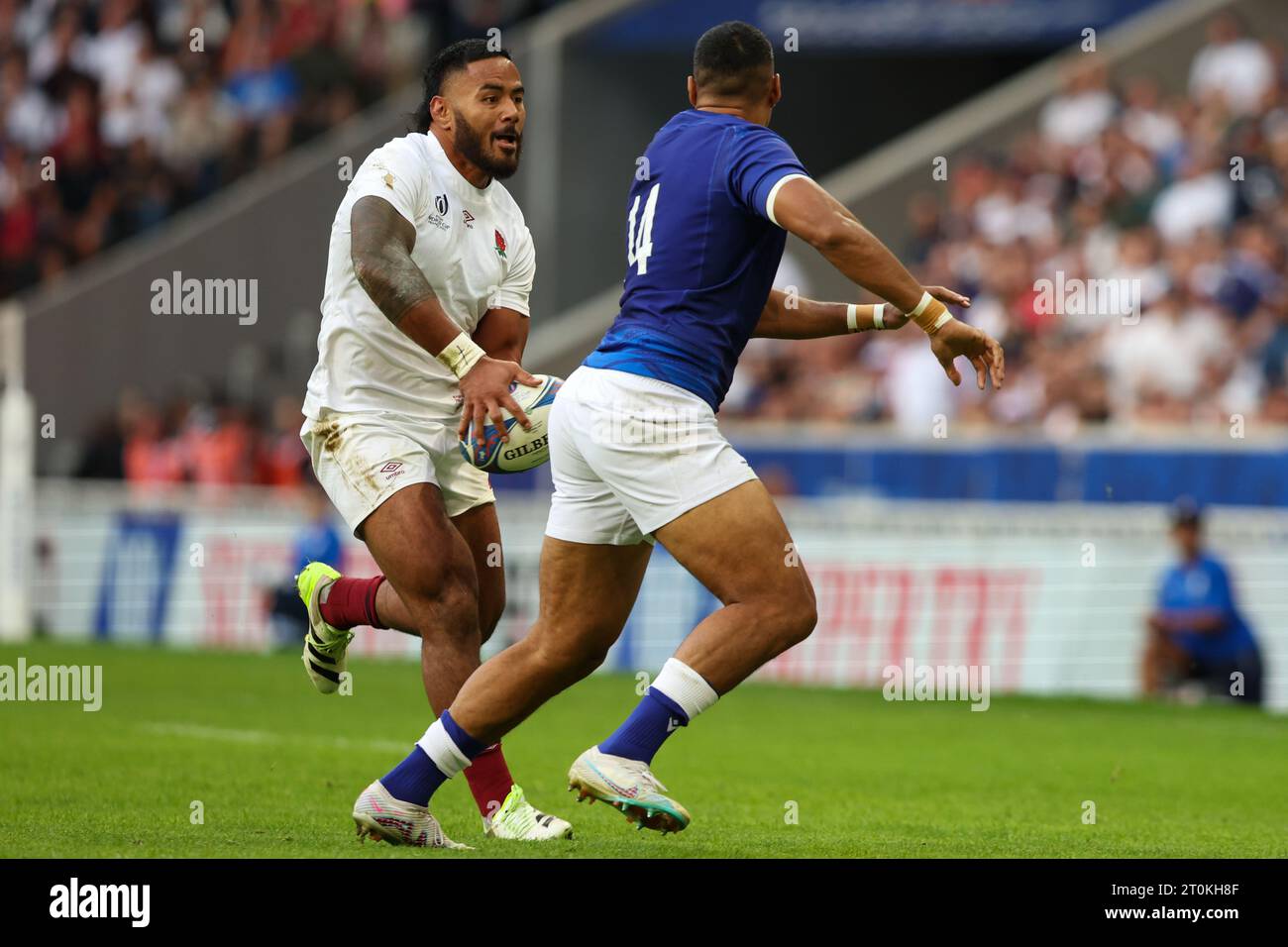 Lille, France. 07th Oct, 2023. LILLE, FRANCE - OCTOBER 7: Manu Tuilagi of England passes the ball, Nigel Ah-Wong of Samao during the Rugby World Cup France 2023 match between England and Samoa at Stade Pierre Mauroy on October 7, 2023 in Lille, France. (Photo by Hans van der Valk/Orange Pictures) Credit: Orange Pics BV/Alamy Live News Stock Photo