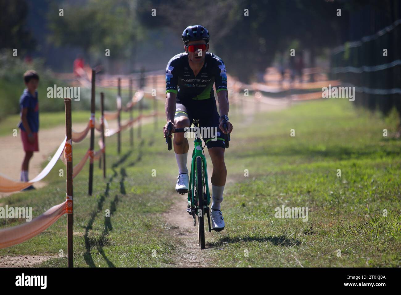 Pontevedra, Galicia, Spain. 7th Oct, 2023. Pontevedra, Spain, 07th October, 2023: Nesta - MMR CX Team cyclist, Kevin Suarez (2) during the men's elite test of the Gran Premio Cidade de Pontevedra 2023, on October 07, 2023, in Pontevedra, Spain. (Credit Image: © Alberto Brevers/Pacific Press via ZUMA Press Wire) EDITORIAL USAGE ONLY! Not for Commercial USAGE! Stock Photo
