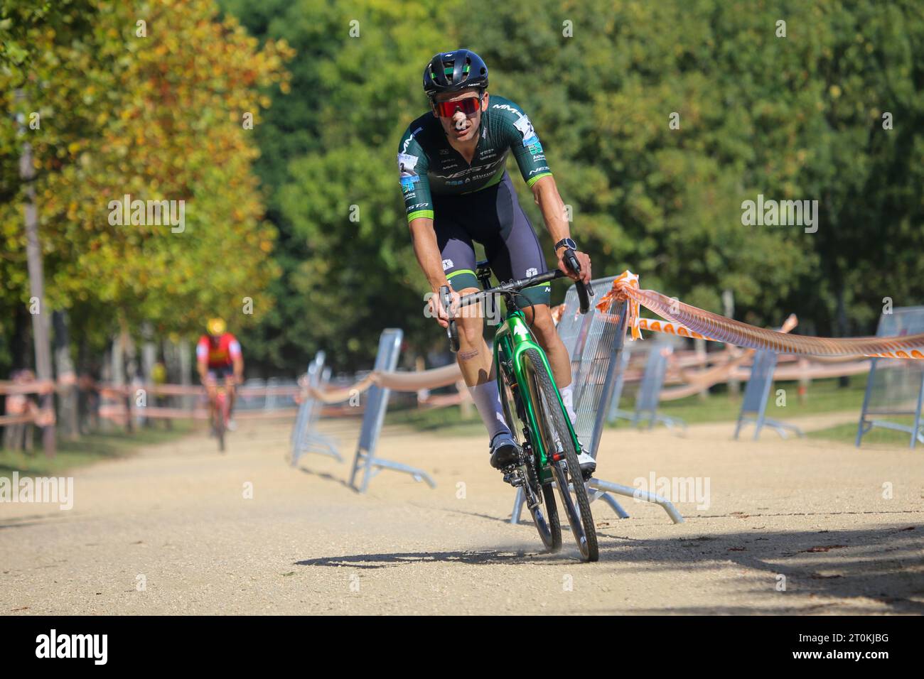 Pontevedra, Galicia, Spain. 7th Oct, 2023. Pontevedra, Spain, 07th October, 2023: Nesta - MMR CX Team cyclist, Kevin Suarez (2) leads the race during the men's elite race of the Gran Premio Cidade de Pontevedra 2023, on October 07, 2023, in Pontevedra, Spain. (Credit Image: © Alberto Brevers/Pacific Press via ZUMA Press Wire) EDITORIAL USAGE ONLY! Not for Commercial USAGE! Stock Photo