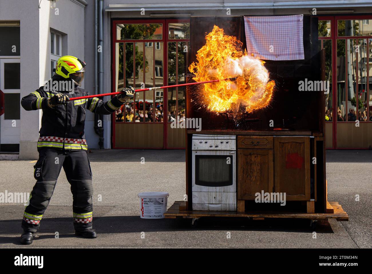 (231008) -- ZAGREB, Oct. 8, 2023 (Xinhua) -- A firefighter demonstrates how to extinguish a fire in the kitchen during the open day of the firefighting brigade in Zagreb, Croatia, Oct. 7, 2023. (Luka Stanzl/PIXSELL via Xinhua) Stock Photo