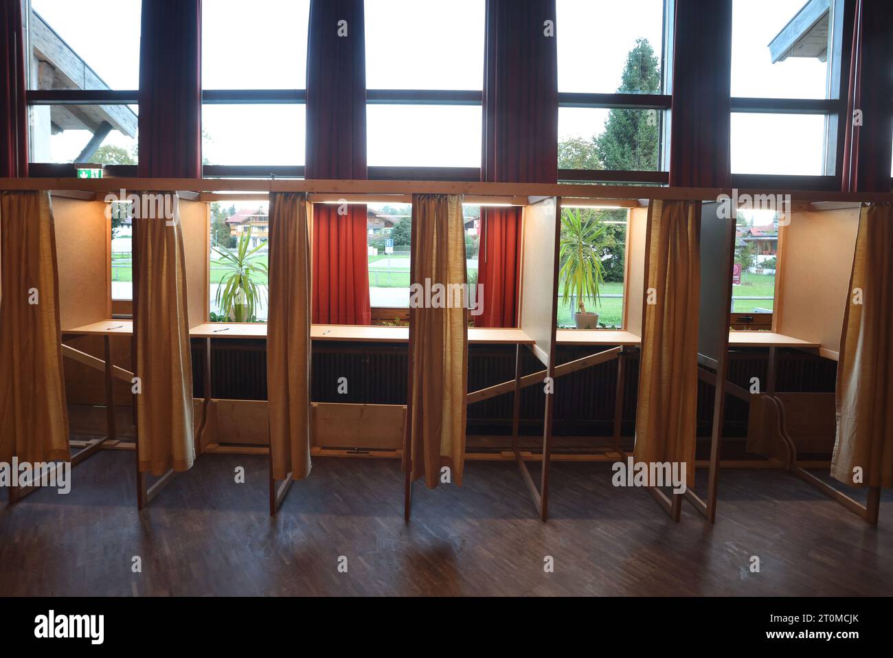 Schwangau, Germany. 08th Oct, 2023. View of empty polling booths at a polling station. In Bavaria, the election for the 19th Bavarian state parliament will take place on Sunday. Credit: Karl-Josef Hildenbrand/dpa/Alamy Live News Stock Photo