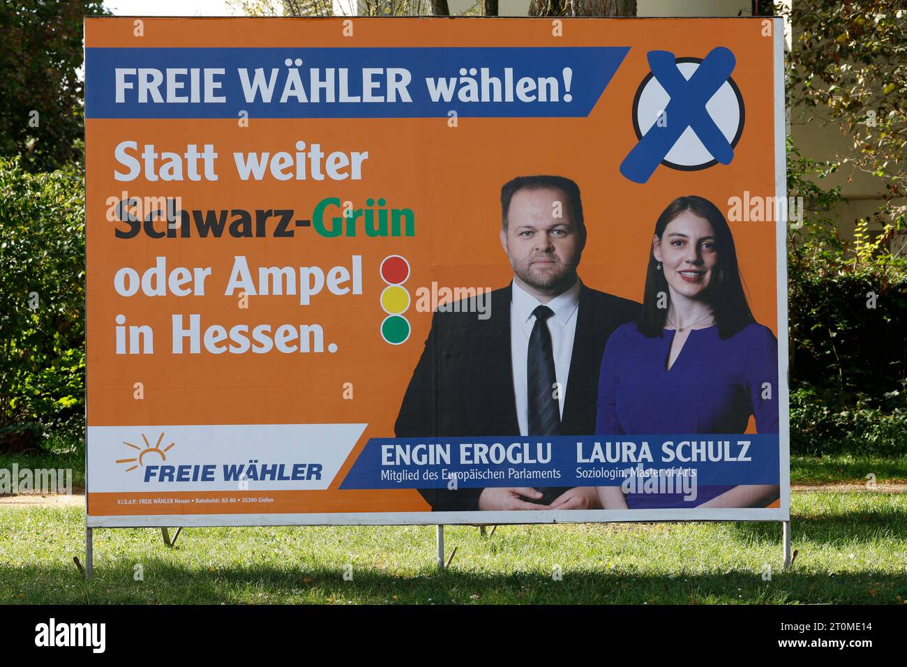 06.10.2023 Wahlplakate von Freie Wähler mit Engin Eroglu und Laura Schulz im Wahlkampf zur hessischen Landtagswahl 2023 in der Innenstadt Stock Photo