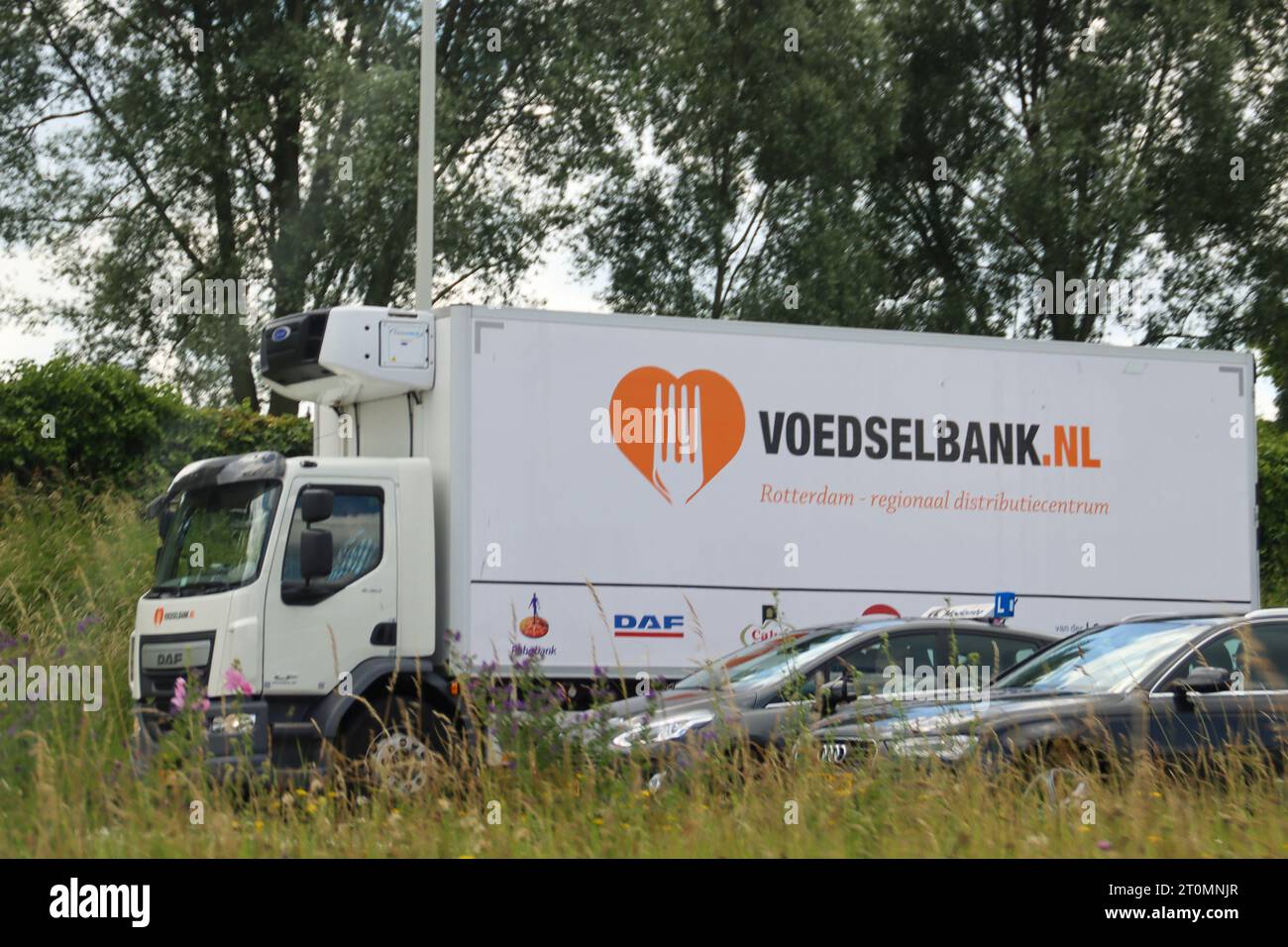 Volunteers food bank donating hi-res stock photography and images - Alamy