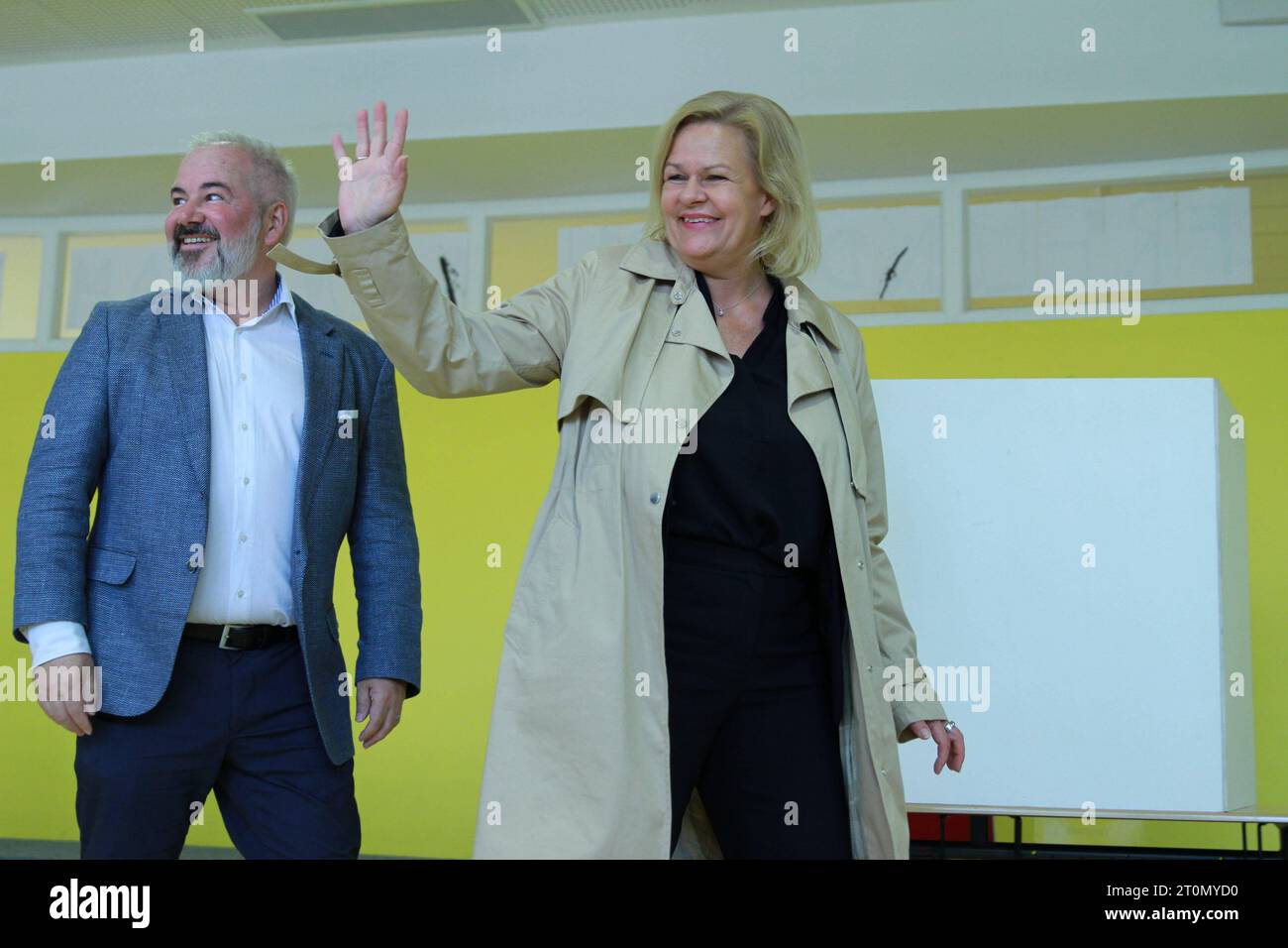 Schwalbach am Taunus, Hessen, Deutschland, 08.10.2023: Bundesinnenministerin Nancy Faeser, Spitzenkandidatin der SPD zur Landtagswahl in Hessen rechts, mit ihrem Ehemann Eyke Grüning links, bei der Stimmabgabe in ihrem Wahllokal *** Schwalbach am Taunus, Hesse, Germany, 08 10 2023 Federal Minister of the Interior Nancy Faeser, top candidate of the SPD for the state election in Hesse right , with her husband Eyke Grüning left , casting her vote in her polling station Copyright: xdtsxNachrichtenagenturx dts 23537 Stock Photo