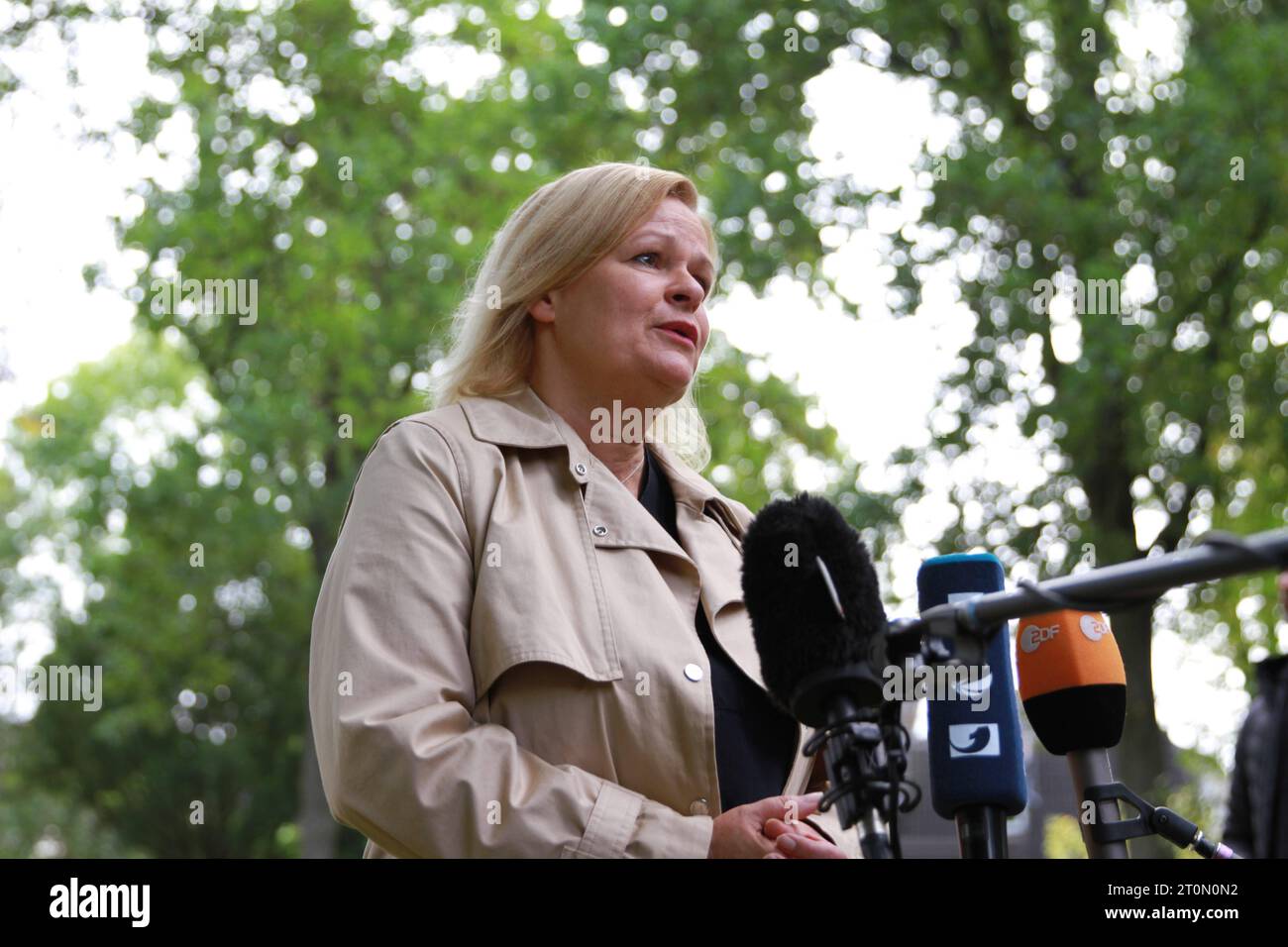 Schwalbach am Taunus, Hessen, Deutschland, 08.10.2023: Bundesinnenministerin Nancy Faeser, Spitzenkandidatin der SPD zur Landtagswahl in Hessen, gibt nach der Stimmabgabe in ihrem Wahllokal ein Statement ab *** Schwalbach am Taunus, Hesse, Germany, 08 10 2023 Federal Minister of the Interior Nancy Faeser, the SPDs top candidate for the state election in Hesse, makes a statement after casting her vote at her polling station Copyright: xdtsxNachrichtenagenturx dts 23544 Credit: Imago/Alamy Live News Stock Photo