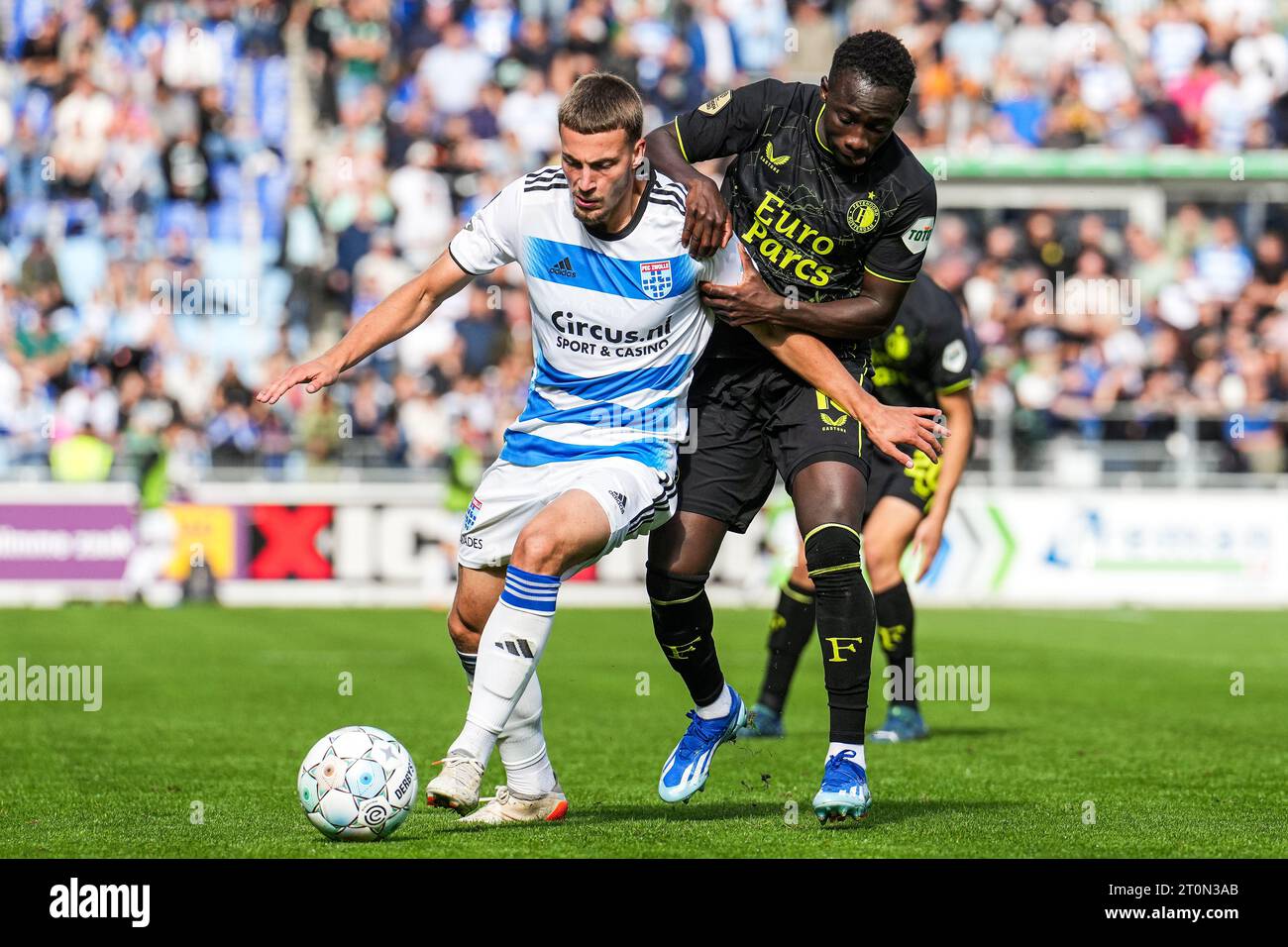 Zwolle, The Netherlands. 08th Oct, 2023. Zwolle - Davy van den Berg of PEC Zwolle, Santiago Gimenez of Feyenoord during the Eredivisie match between PEC Zwolle v Feyenoord at MAC3Park Stadion on 8 October 2023 in Zwolle, The Netherlands. Credit: box to box pictures/Alamy Live News Stock Photo