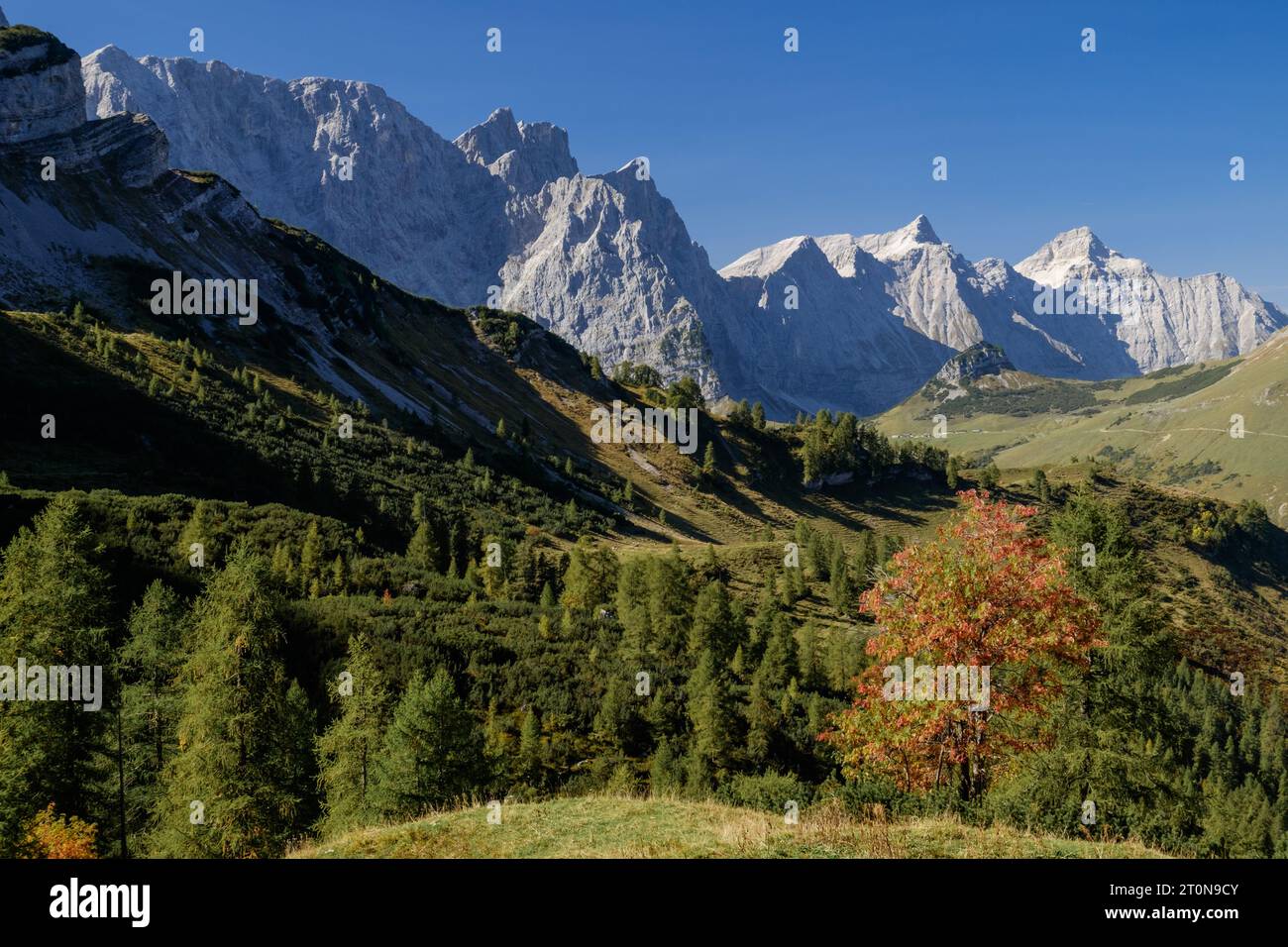 Hebstlandschaft im Karwendelgebirge Stock Photo