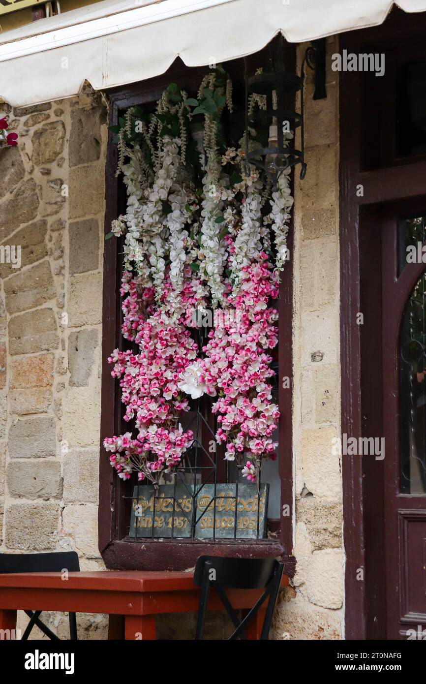 Flowers draping hi res stock photography and images Alamy