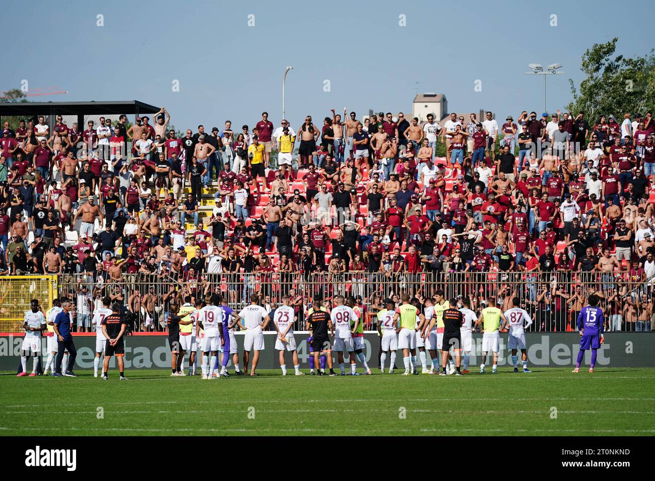 Monza, Italie. 08th Oct, 2023. The team (US Salernitana) under the stand of supporters after lose the match during the Italian championship Serie A football match between AC Monza and US Salernitana on October 8, 2023 at U-Power stadium in Monza, Italy - Photo Morgese-Rossini/DPPI Credit: DPPI Media/Alamy Live News Stock Photo