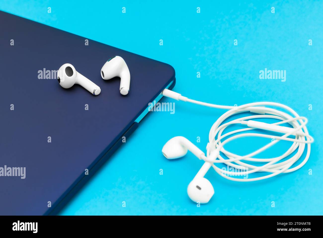 Wired vs wireless hi-res stock photography and images - Alamy