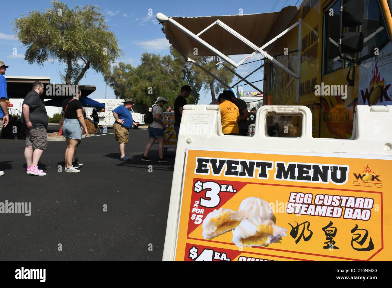 (231008) GLENDALE, Oct. 8, 2023 (Xinhua) People line up to buy