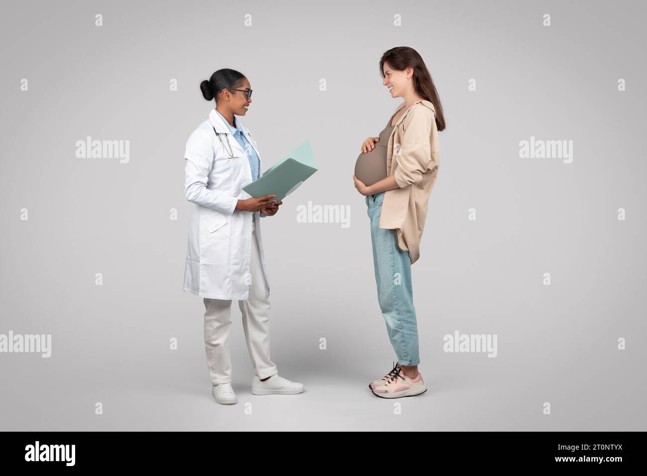 Doctor examines pregnant woman hi-res stock photography and images - Alamy