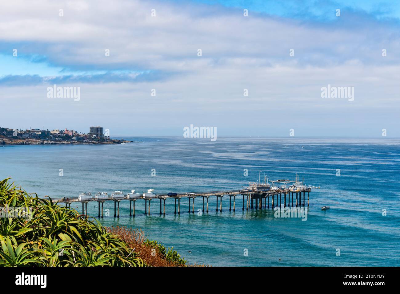 The Pacific Ocean and Scripps Pier (Ellen Browning Scripps Memorial Pier) with the village of La Jolla (San Diego), California, USA, in the distance Stock Photo