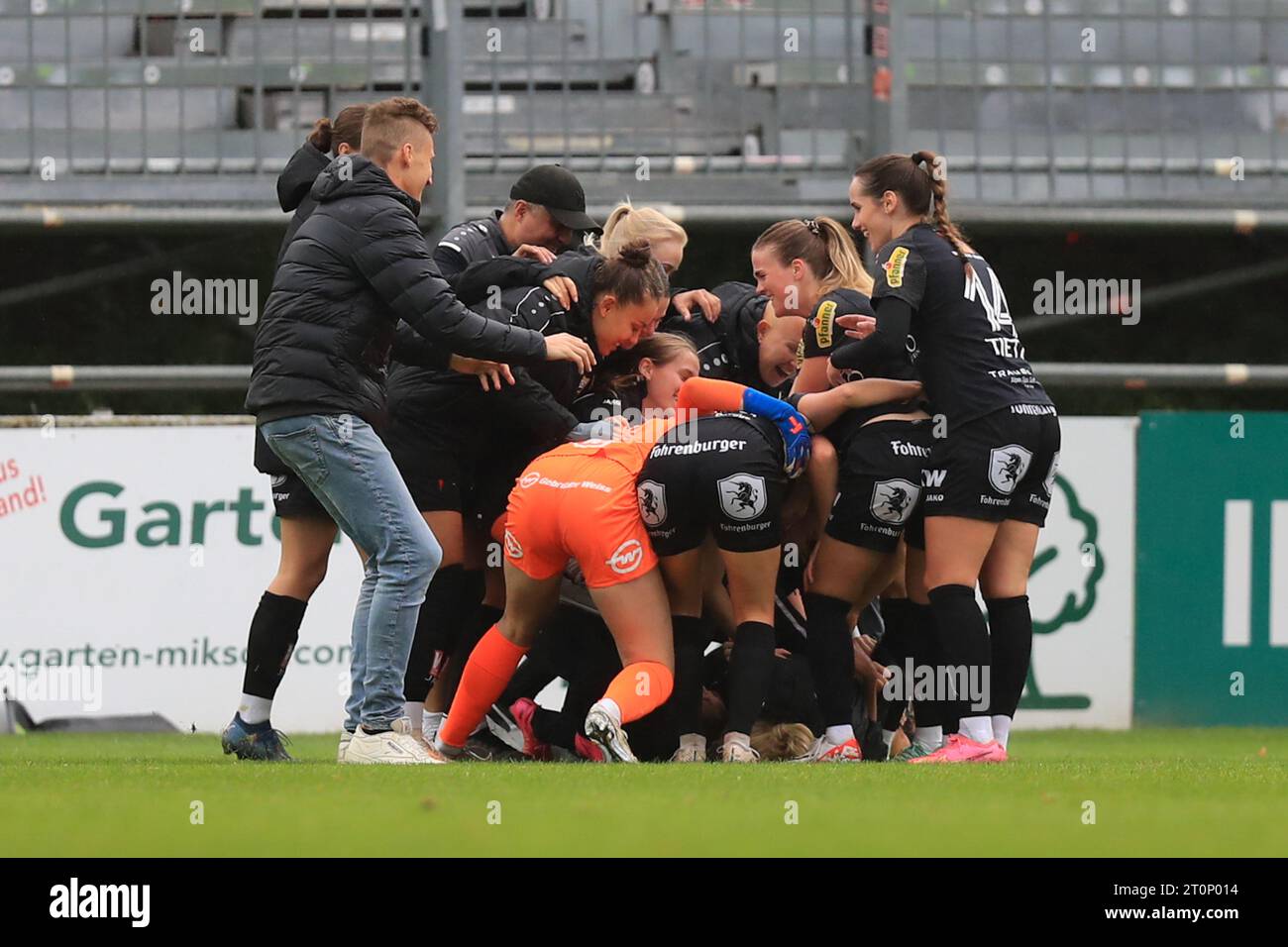 SCR Altach players celebarting their late winning goal during the Admiral Frauen Bundesliga match First Vienna FC vs SCR Altach at Hohe Warte  (Tom Seiss/ SPP) Stock Photo