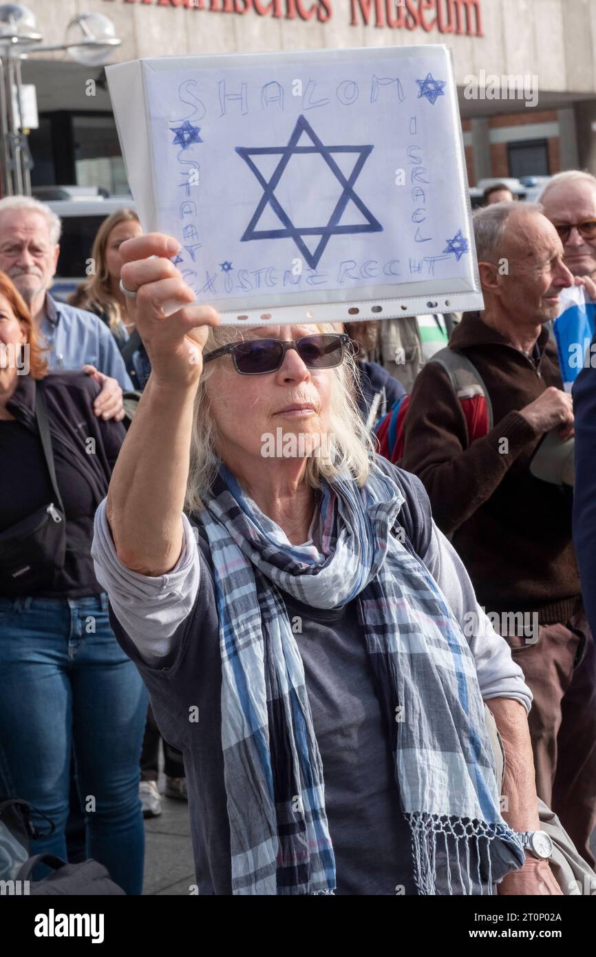 Solidaritätsveranstaltung für Israel nach dem Angriff der Hamas auf dem Roncaliplatz in Köln *** Solidarity event for Israel after the Hamas attack at Roncaliplatz in Cologne GMS9498 Stock Photo