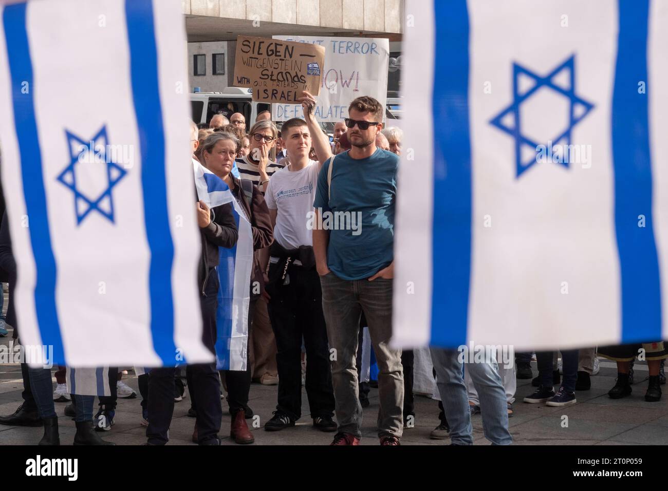 Solidaritätsveranstaltung für Israel nach dem Angriff der Hamas auf dem Roncaliplatz in Köln *** Solidarity event for Israel after the Hamas attack at Roncaliplatz in Cologne GMS9505 Stock Photo