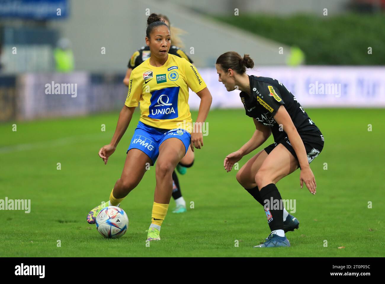 Nicole Ojukwu (19 First Vienna FC) considering her options during the Admiral Frauen Bundesliga match First Vienna FC vs SCR Altach at Hohe Warte  (Tom Seiss/ SPP) Stock Photo