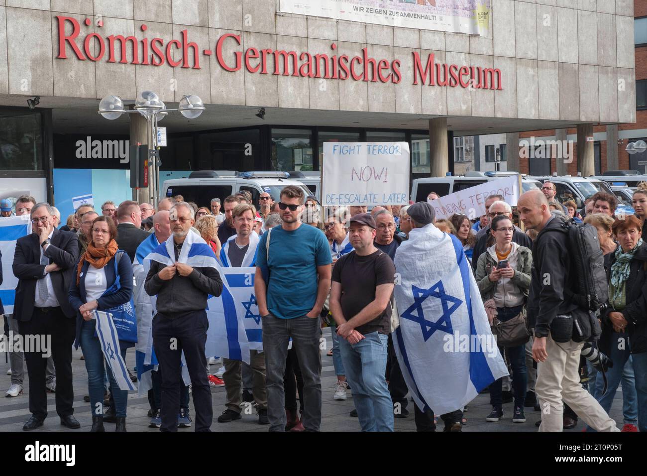 Solidaritätsveranstaltung für Israel nach dem Angriff der Hamas auf dem Roncaliplatz in Köln *** Solidarity event for Israel after the Hamas attack at Roncaliplatz in Cologne GMS9501 Stock Photo