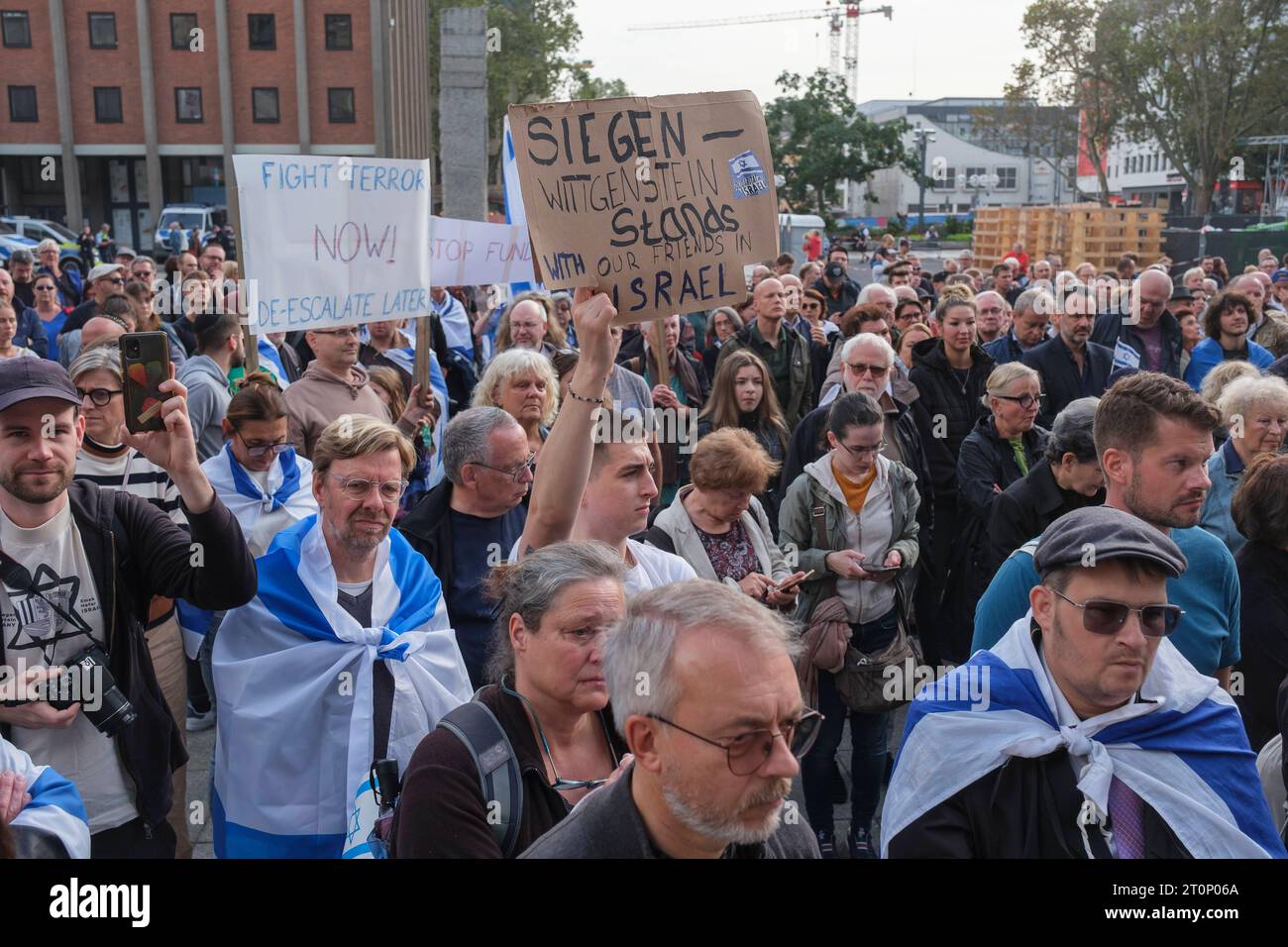 Solidaritätsveranstaltung für Israel nach dem Angriff der Hamas auf dem Roncaliplatz in Köln *** Solidarity event for Israel after the Hamas attack at Roncaliplatz in Cologne GMS9513 Stock Photo