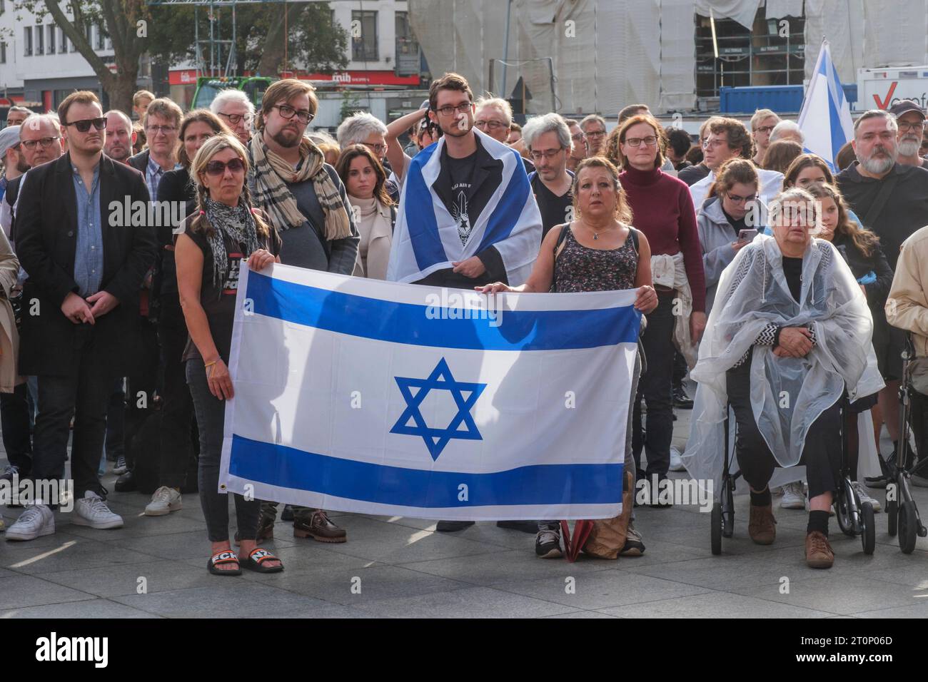 Solidaritätsveranstaltung für Israel nach dem Angriff der Hamas auf dem Roncaliplatz in Köln *** Solidarity event for Israel after the Hamas attack at Roncaliplatz in Cologne GMS9510 Stock Photo