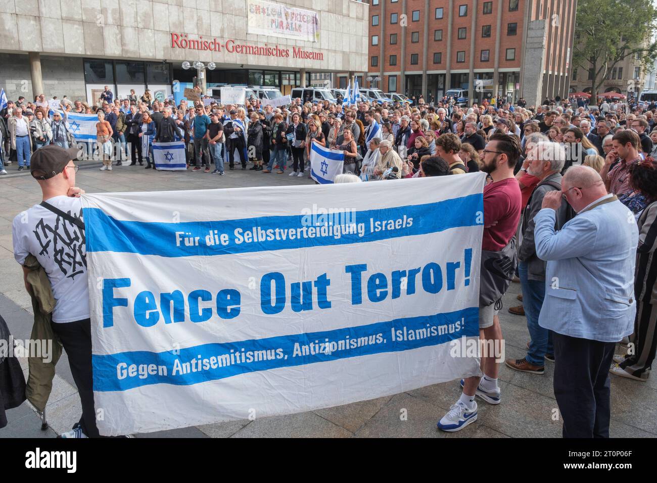 Solidaritätsveranstaltung für Israel nach dem Angriff der Hamas auf dem Roncaliplatz in Köln *** Solidarity event for Israel after the Hamas attack at Roncaliplatz in Cologne GMS9512 Stock Photo