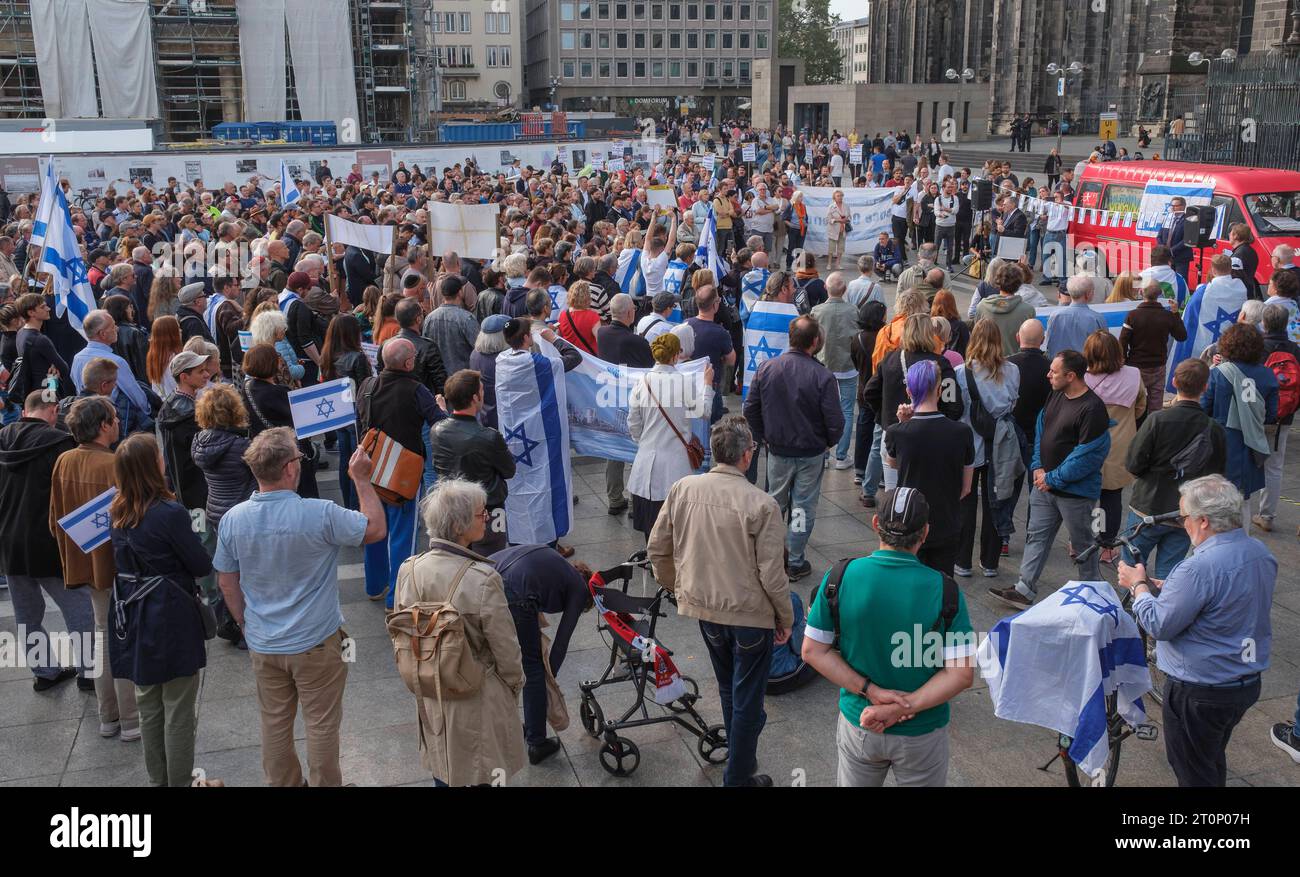 Solidaritätsveranstaltung für Israel nach dem Angriff der Hamas auf dem Roncaliplatz in Köln *** Solidarity event for Israel after the Hamas attack at Roncaliplatz in Cologne GMS9521 Stock Photo