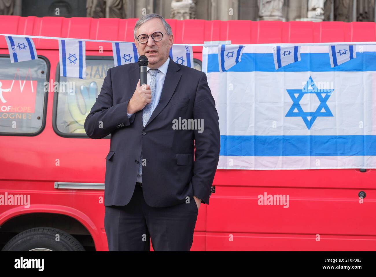 Abraham Lehrer bei der Solidaritätsveranstaltung für Israel nach dem Angriff der Hamas auf dem Roncaliplatz in Köln. Abraham Lehrer ist Vorstand der Synagogen-Gemeinde Köln, Vorstandsvorsitzender der Zentralwohlfahrtsstelle der Juden in Deutschland und Vizepräsident des Zentralrats der Juden in Deutschland. Im Hauptberuf leitet er ein Kölner Software-Unternehmen. *** Abraham Lehrer at the solidarity event for Israel after the Hamas attack at Roncaliplatz in Cologne. Abraham Lehrer is a board member of the Cologne Synagogue Community, chairman of the board of the Central Welfare Office of Jews Stock Photo