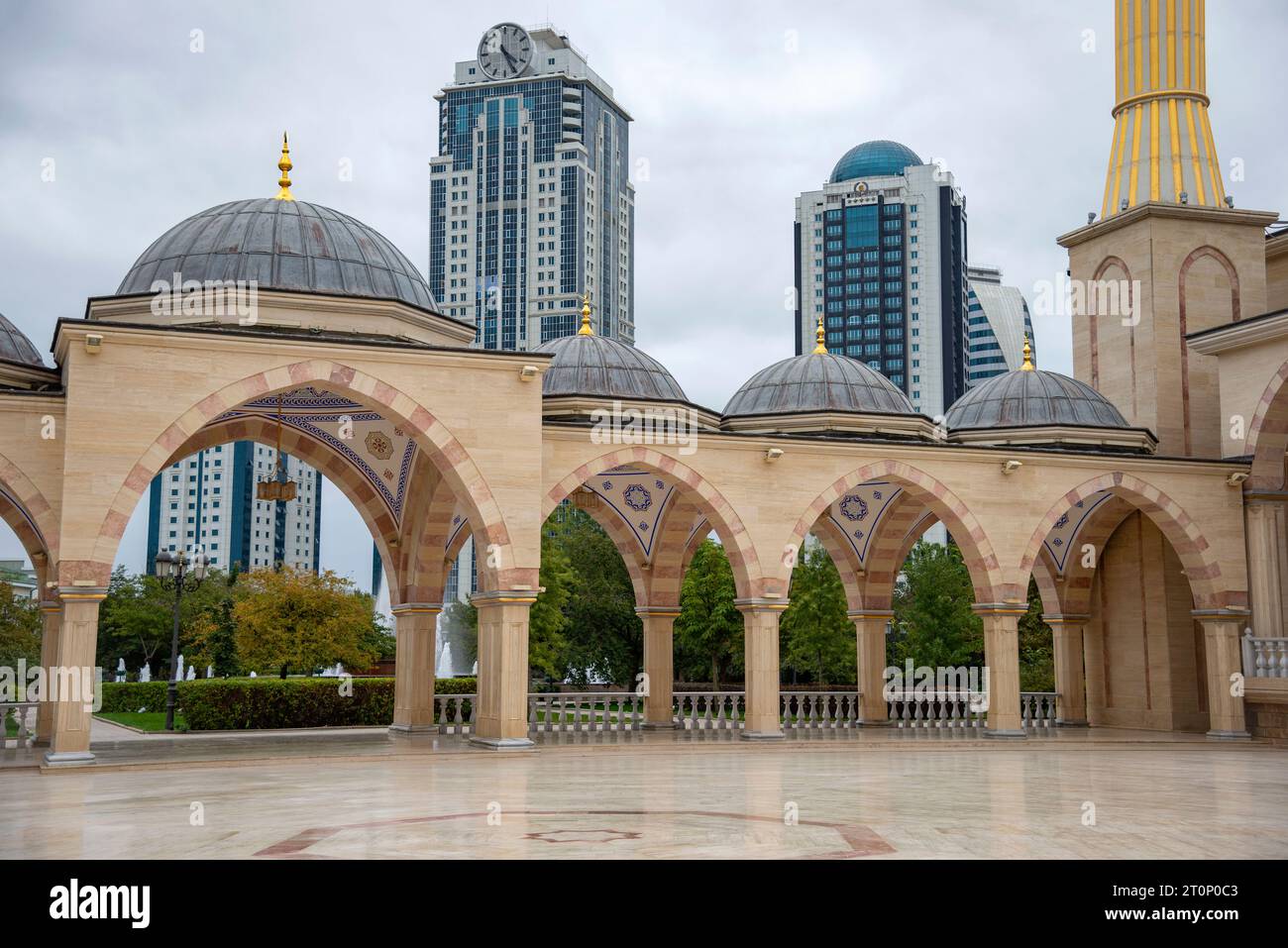 GROZNY, RUSSIA - SEPTEMBER 30, 2021: The courtyard of the Heart of Chechnya Mosque against the background of the Grozny City complex, Chechen Republic Stock Photo