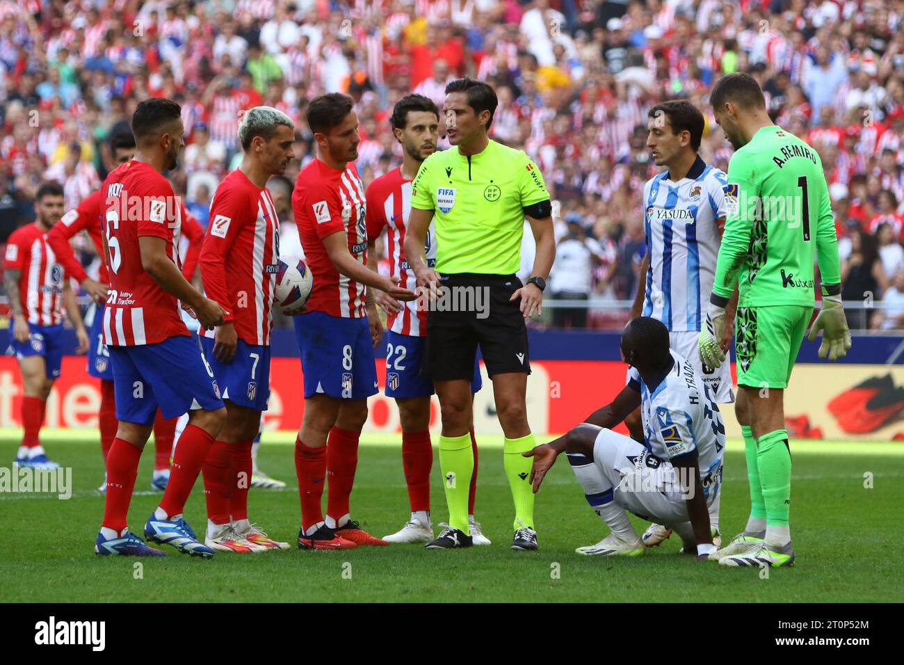 Madrid, Spain. 08th Oct, 2023. Real Sociedad´s players disagree with referee on penalty during La Liga EA Sports Match Day 9 between Atletico de Madrid and Real Sociedad at Civitas Metropolitano Stadium in Madrid, Spain, on October 8, 2023. Credit: Edward F. Peters/Alamy Live News Stock Photo