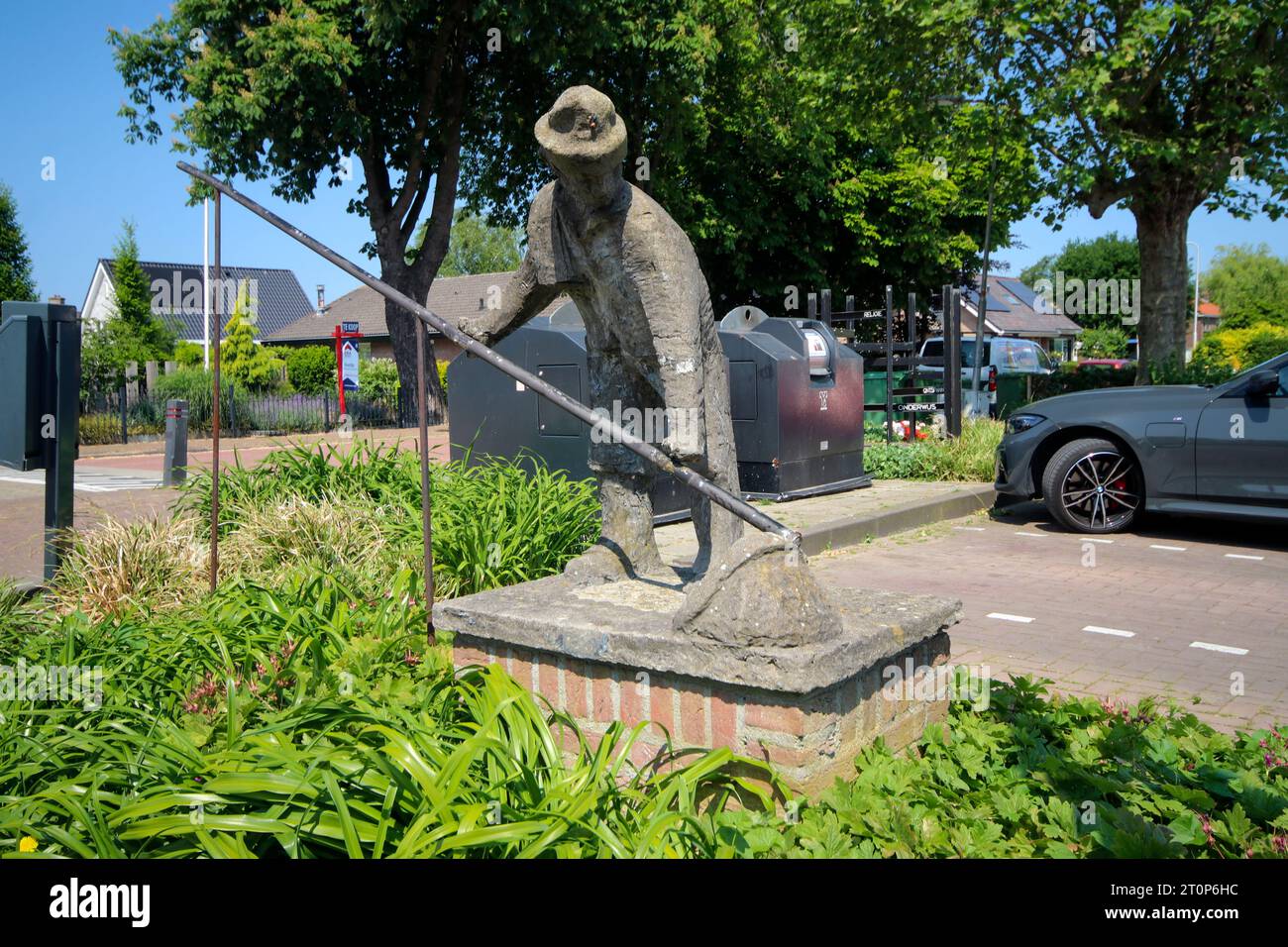 Concrete statue of a man dredging peat called Slagturver in Moerkapelle