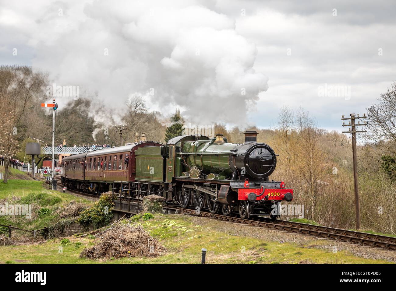 GWR 'Hall' 4-6-0 No. 4930 'Hagley Hall' departs from Highley station, Severn Valley Railway, Worcestershire, England, UK Stock Photo