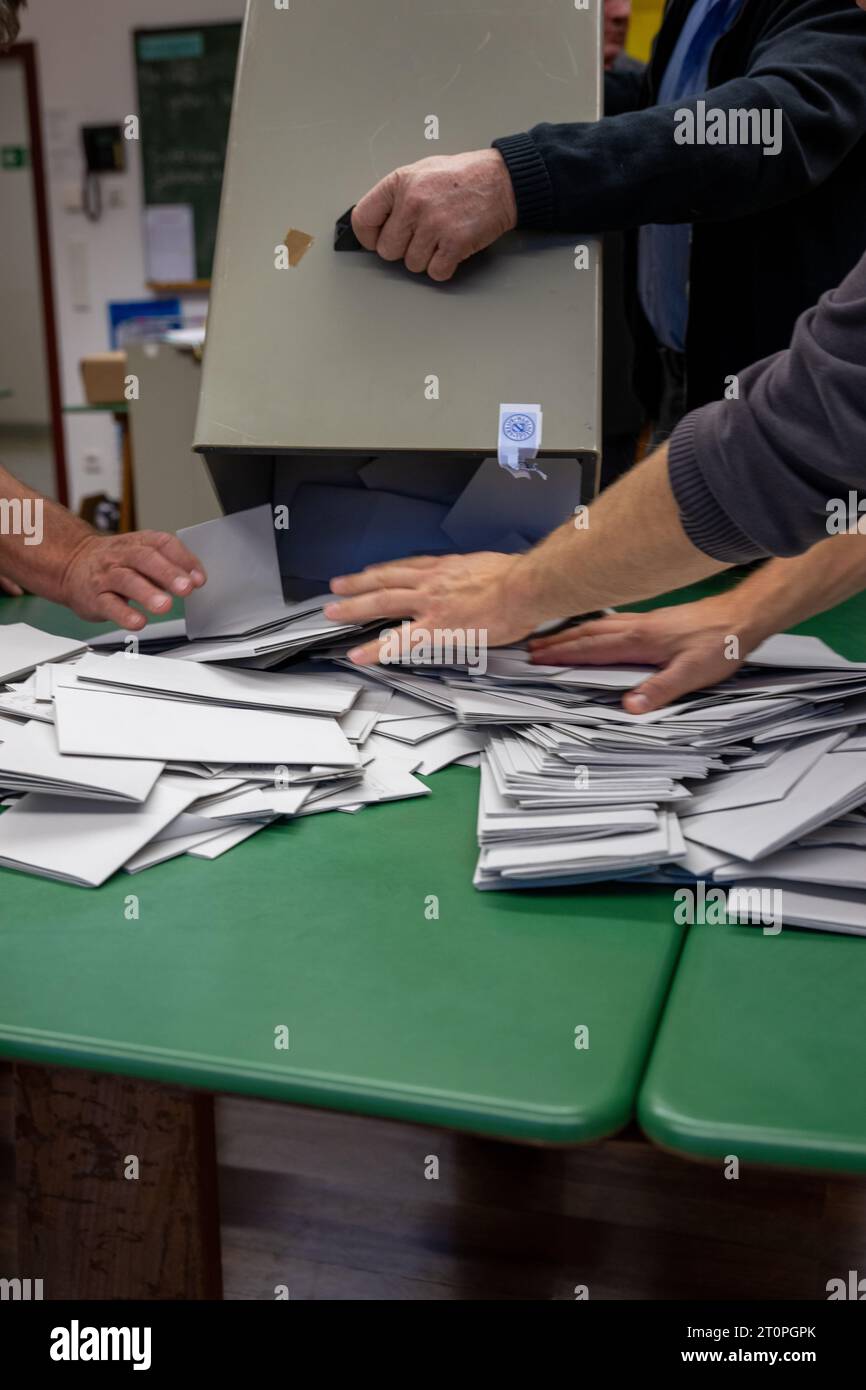 Untermerzbach, Germany. 08th Oct, 2023. A ballot box is emptied and the