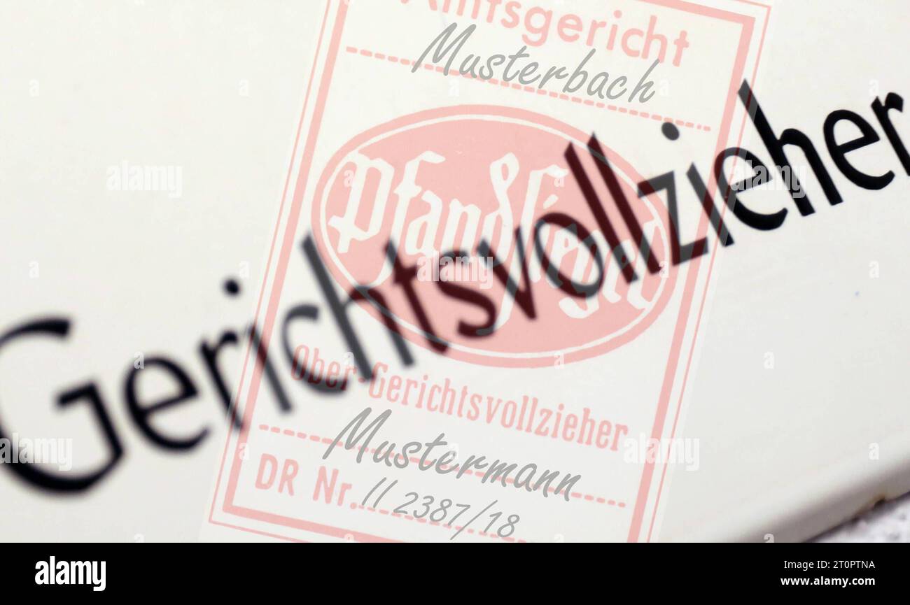 Schild Gerichtsvollzieher mit symbolischem Pfandsiegel im Hintergrund