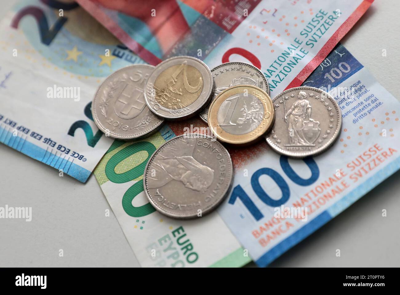 Geldnoten, Währung in Schweizer Franken SFr und Euro im Wert von jeweils 100 und 20 sowie verschiedene Münzen als Kleingeld. Symbolbild. Geldnoten, Währung in Schweizer Franken SFr und Euro im Wert von jeweils 100 und 20 sowie verschiedene Münzen als Kleingeld. *** Money notes, currency in Swiss francs SFr and euro each worth 100 and 20 and various coins as small change Symbol image Money notes, currency in Swiss francs SFr and euro each worth 100 and 20 and various coins as small change Credit: Imago/Alamy Live News Stock Photo