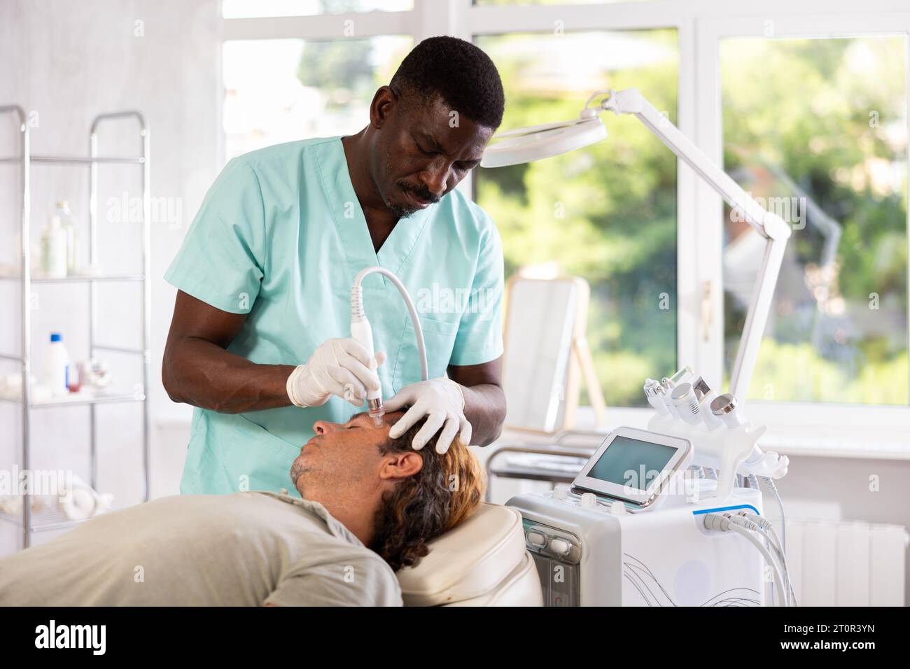 Hydrafacial procedure hi-res stock photography and images - Alamy