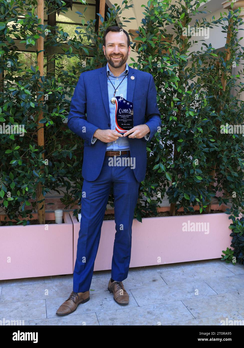 Beverly Hills, California, USA. 5th October, 2023. Senator Ben Allen with his Los Angeles Beverly Arts (LABA) Icon Award that was presented to him at the at the Beverly Gardens in Beverly Hills, California on October 5th, 2023. Credit: Sheri Determan Stock Photo