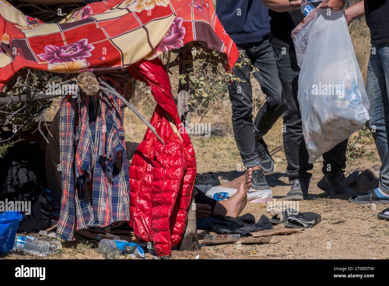 San Diego, USA. 06th Oct, 2023. Migrants wait in the desert near ...