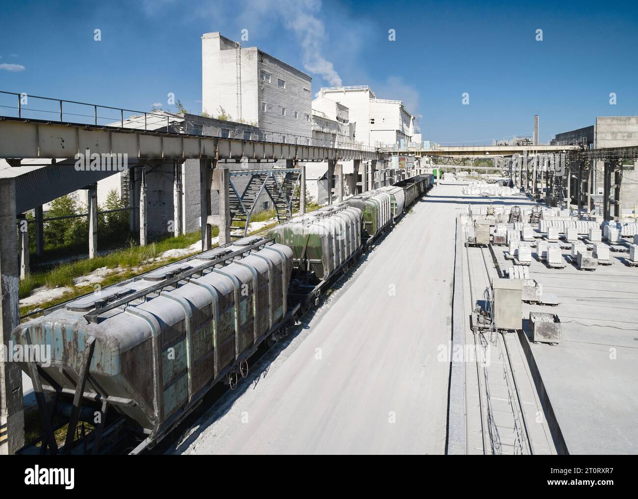 Warehouse yard construction workshop hi-res stock photography and ...