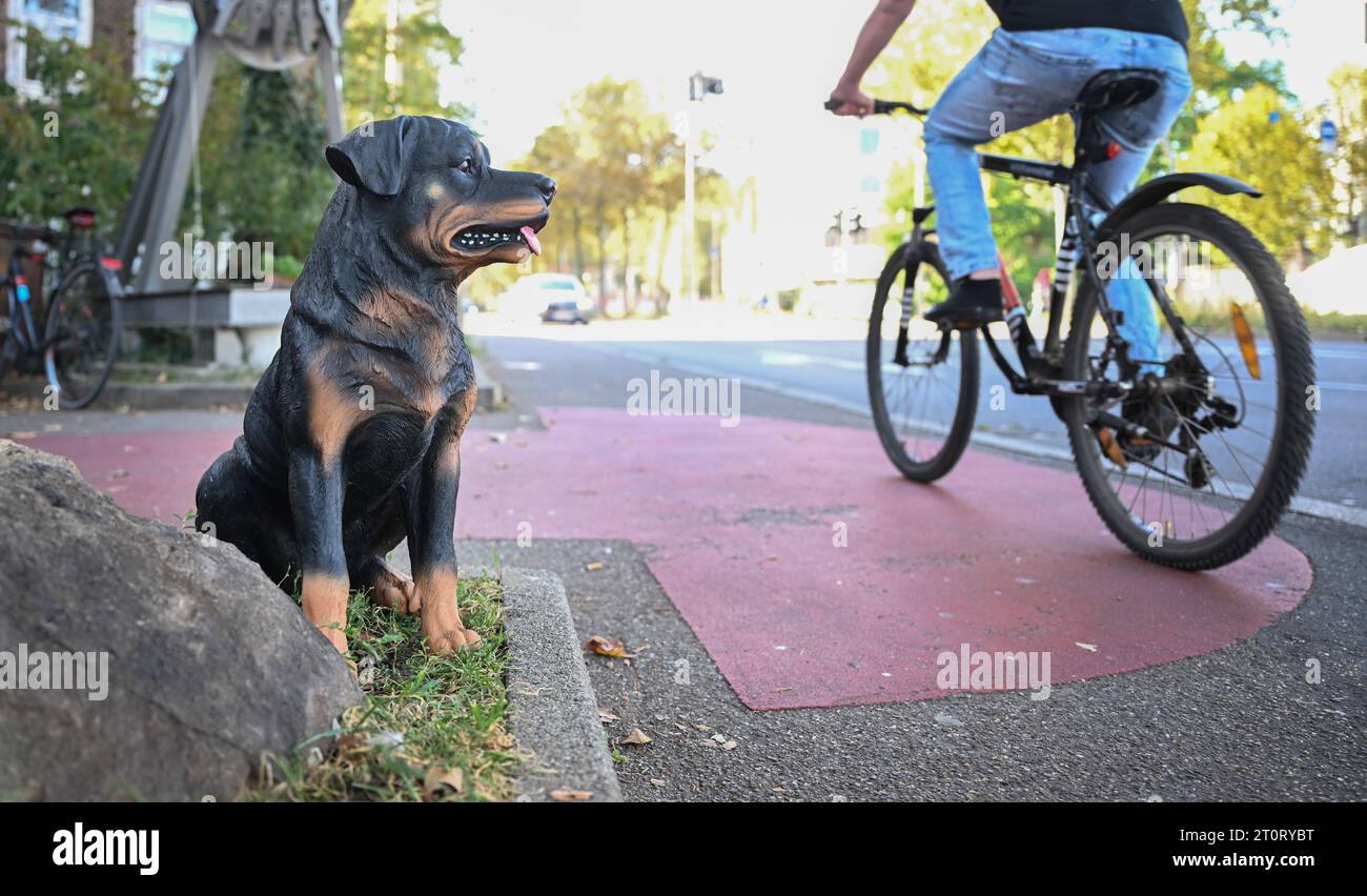 Esslingen Am Neckar, Germany. 06th Oct, 2023. A barking plastic dog