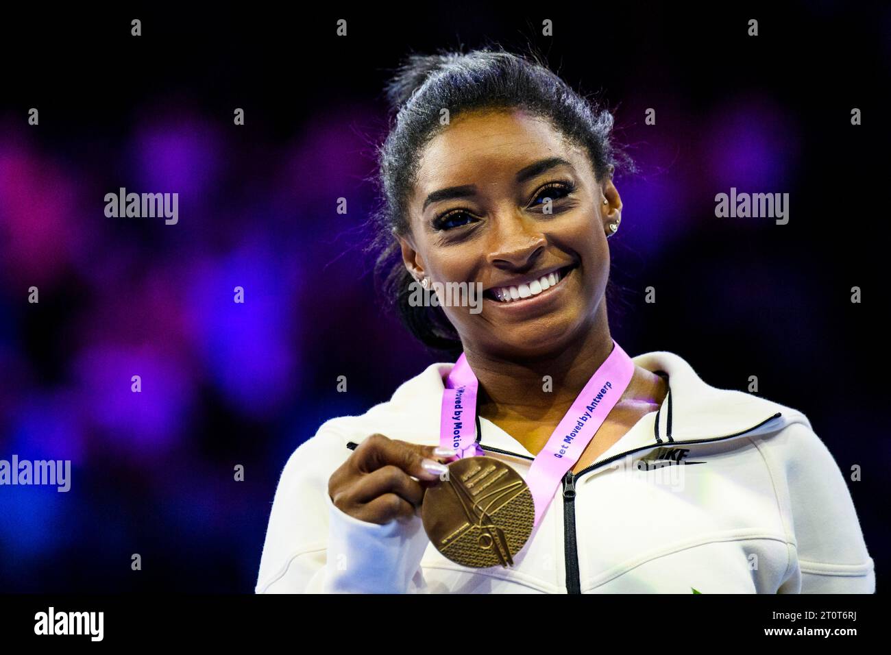 Antwerpen, Belgium. 08th Oct, 2023. Gymnastics: World Championships 2023, Women, Final, Floor, Sportpaleis. Simone Biles from the USA stands at the award ceremony with medal and cheers. Credit: Tom Weller/dpa/Alamy Live News Stock Photo